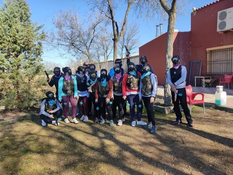 Despedidas-conjuntas-con-paintball.webp